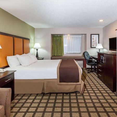 Baymont By Wyndham Gaylord Hotel Екстериор снимка