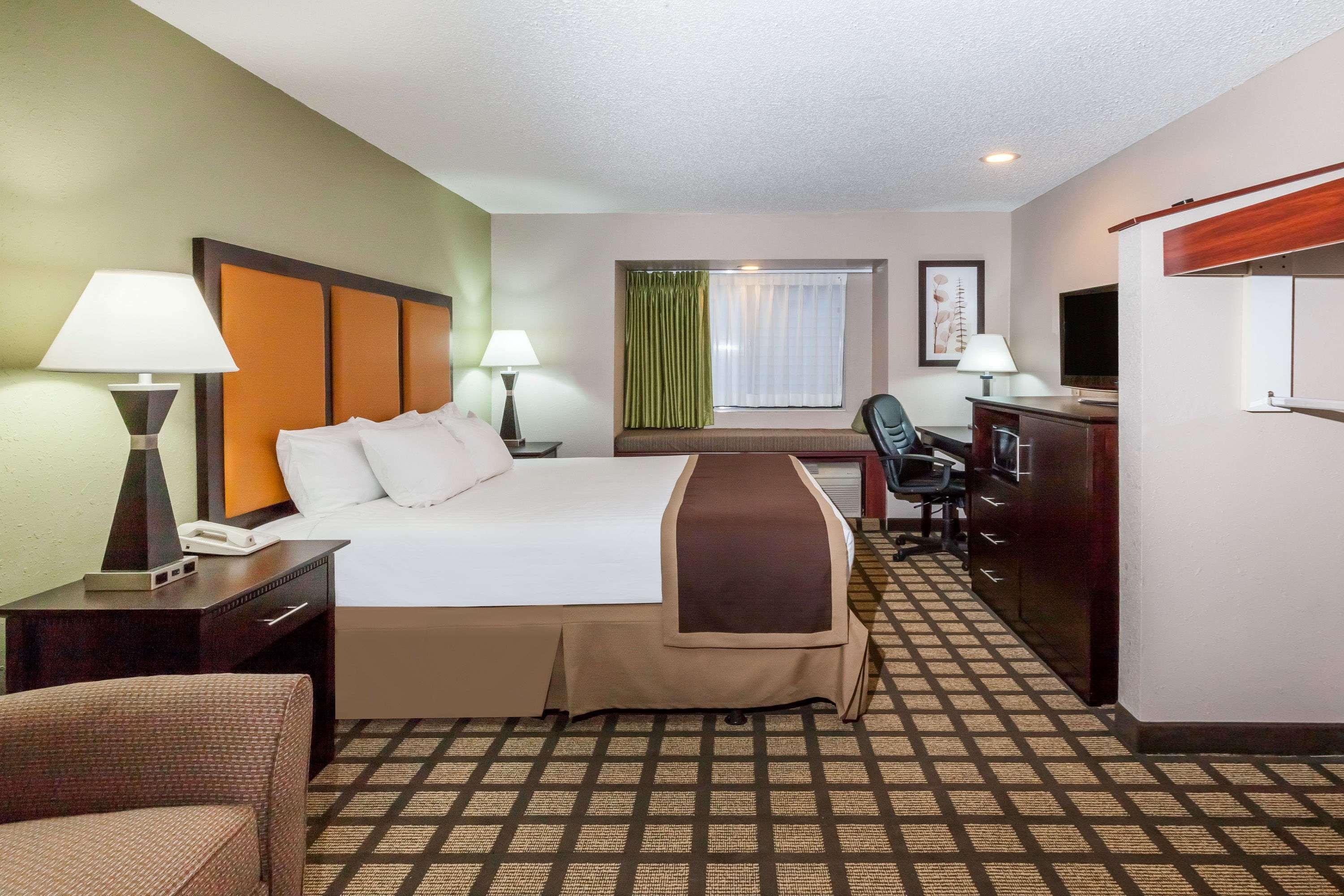 Baymont By Wyndham Gaylord Hotel Екстериор снимка
