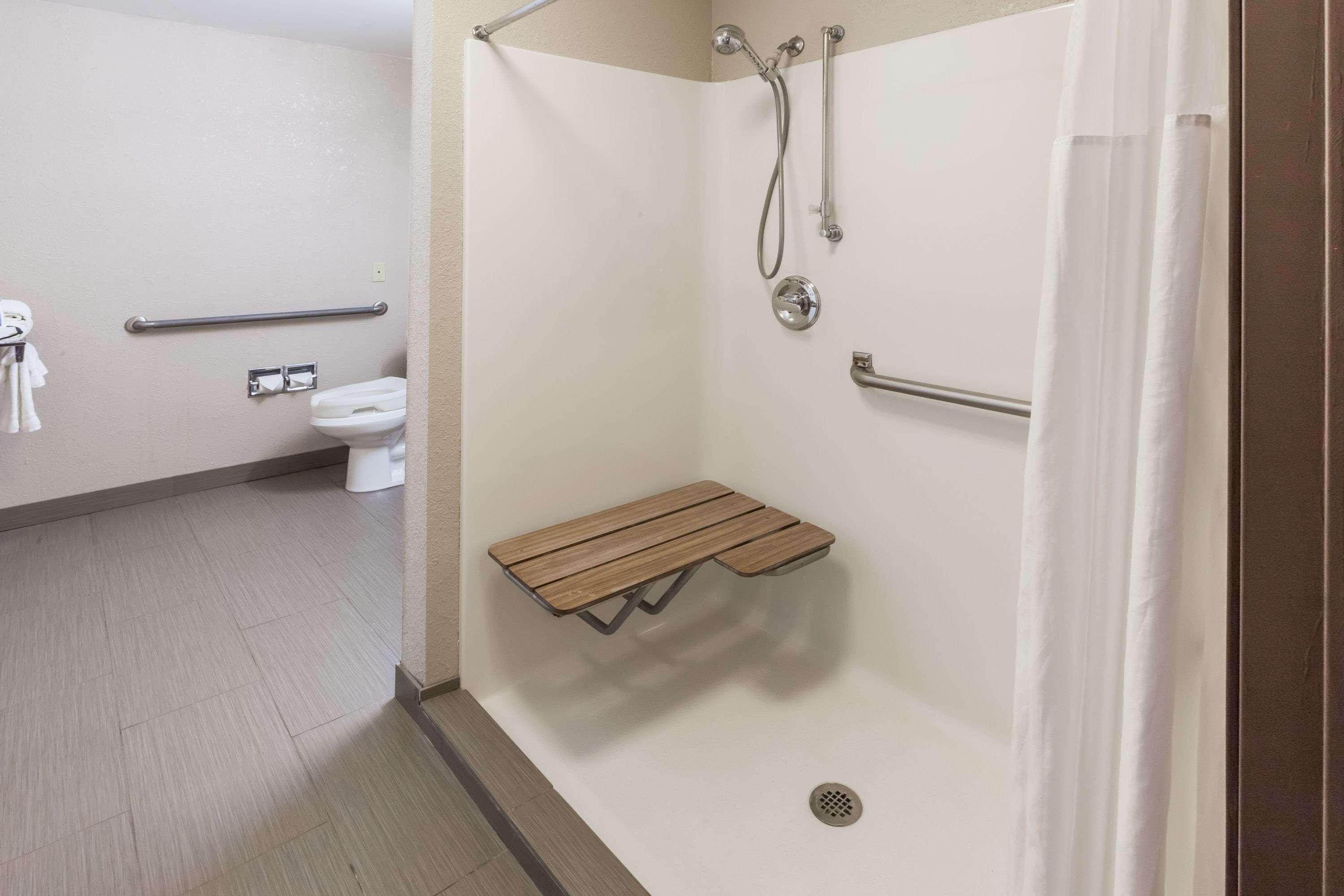 Baymont By Wyndham Gaylord Hotel Екстериор снимка