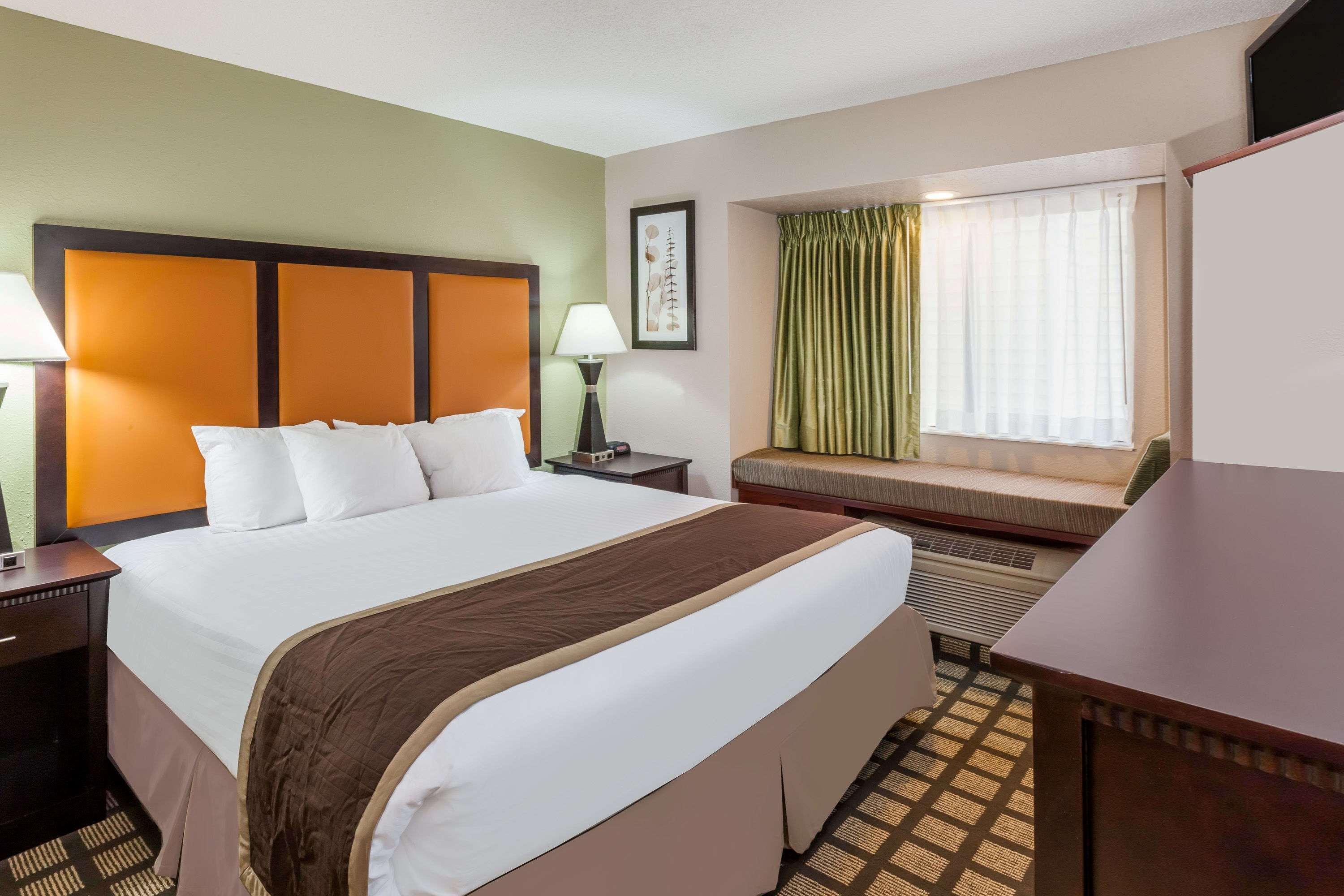 Baymont By Wyndham Gaylord Hotel Екстериор снимка