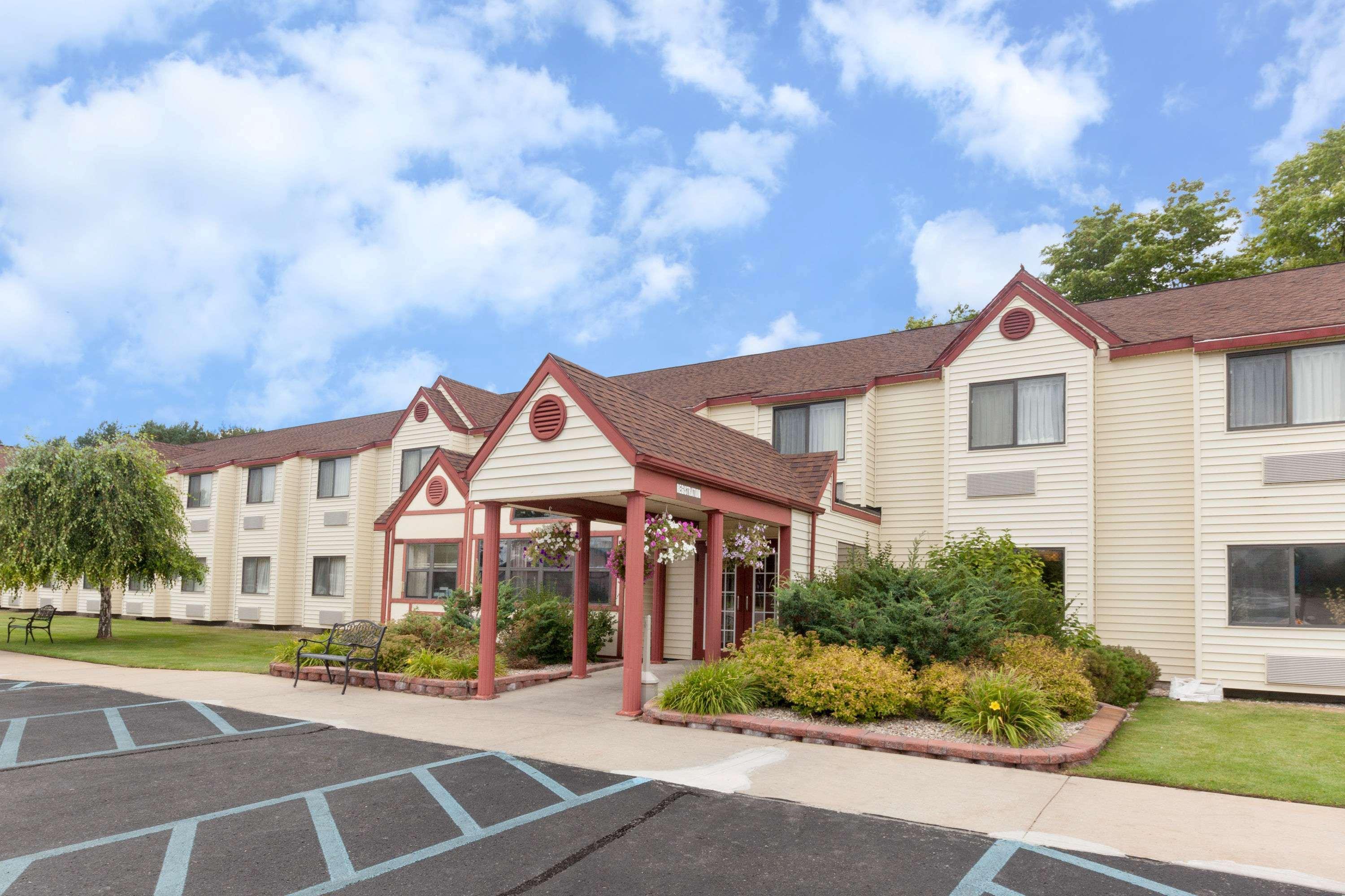 Baymont By Wyndham Gaylord Hotel Екстериор снимка