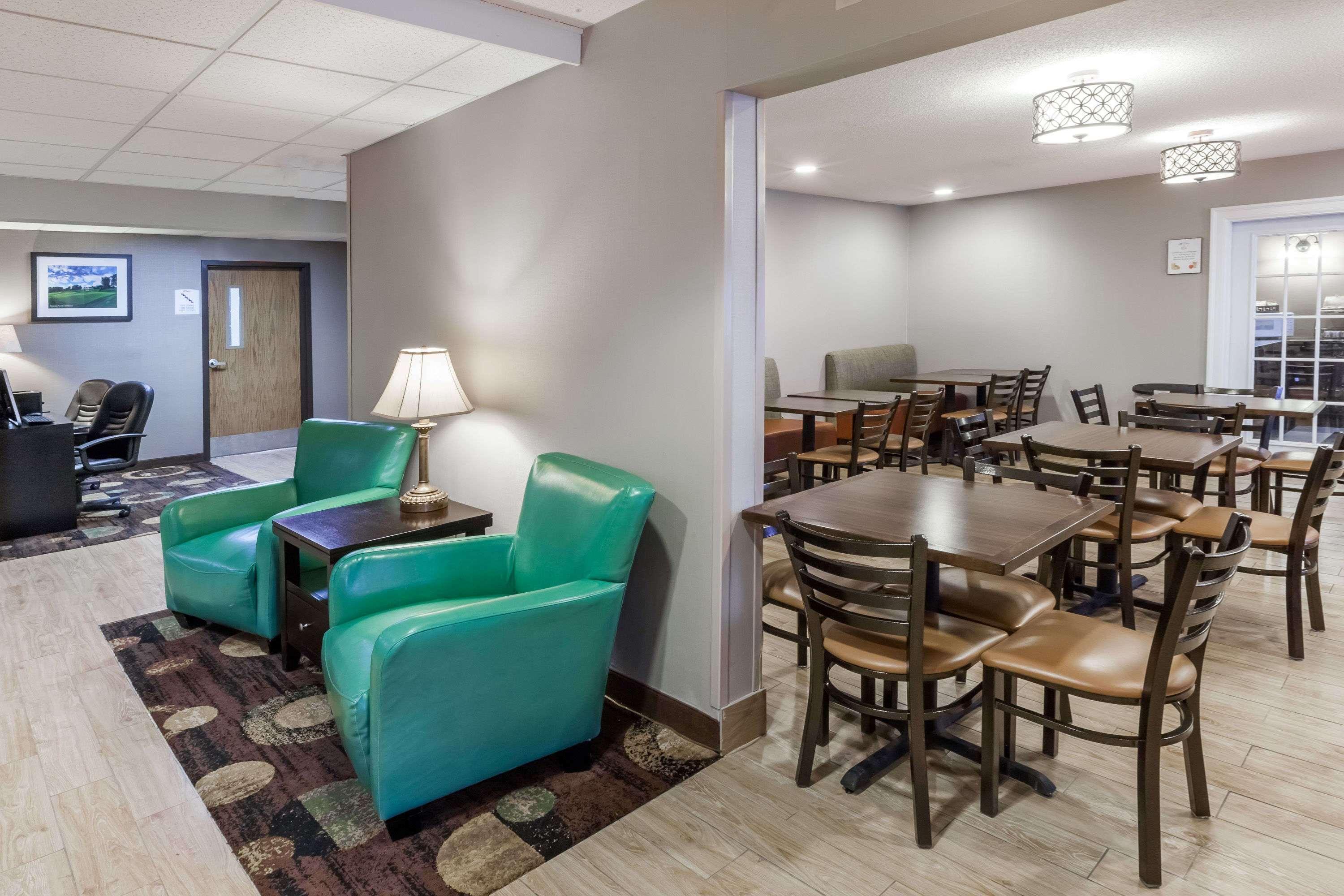 Baymont By Wyndham Gaylord Hotel Екстериор снимка