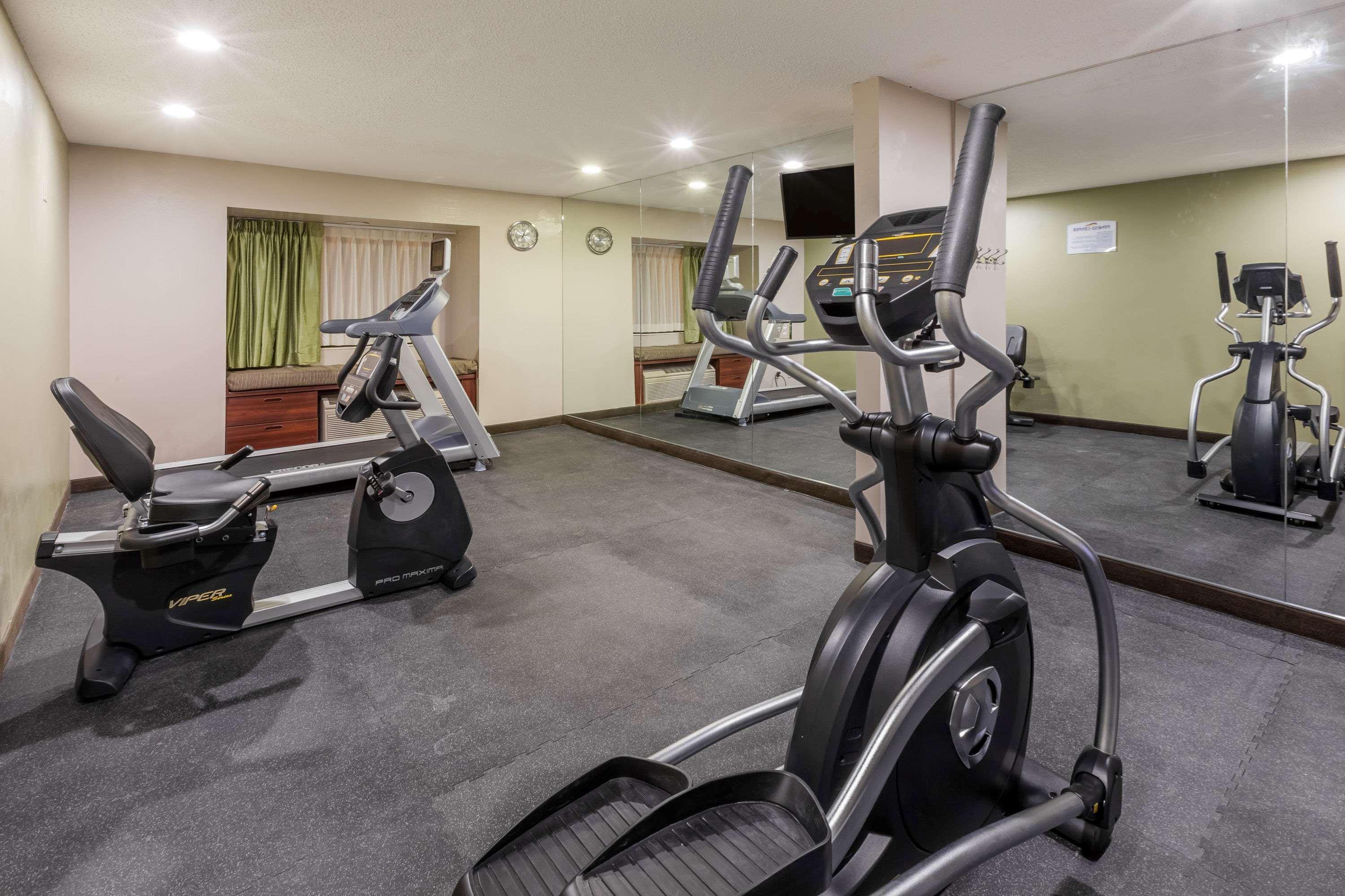 Baymont By Wyndham Gaylord Hotel Екстериор снимка