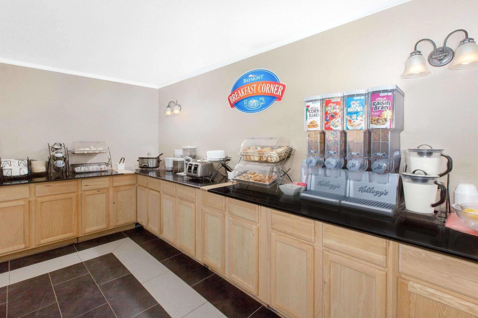 Baymont By Wyndham Gaylord Hotel Екстериор снимка