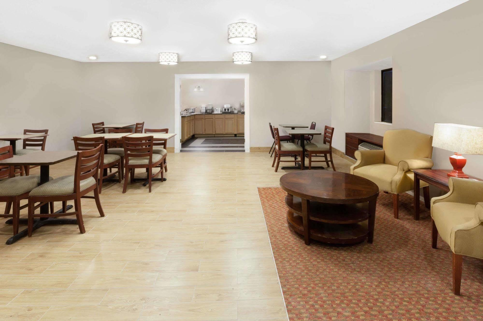 Baymont By Wyndham Gaylord Hotel Екстериор снимка