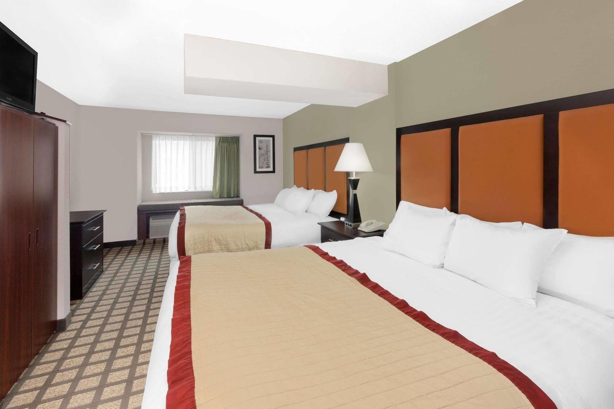 Baymont By Wyndham Gaylord Hotel Екстериор снимка