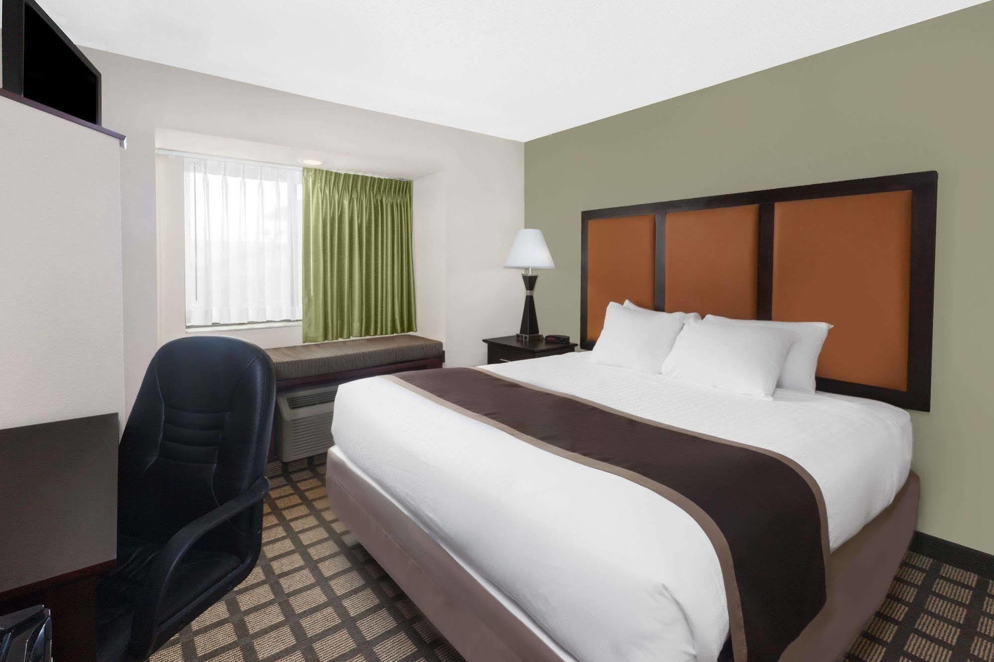 Baymont By Wyndham Gaylord Hotel Екстериор снимка