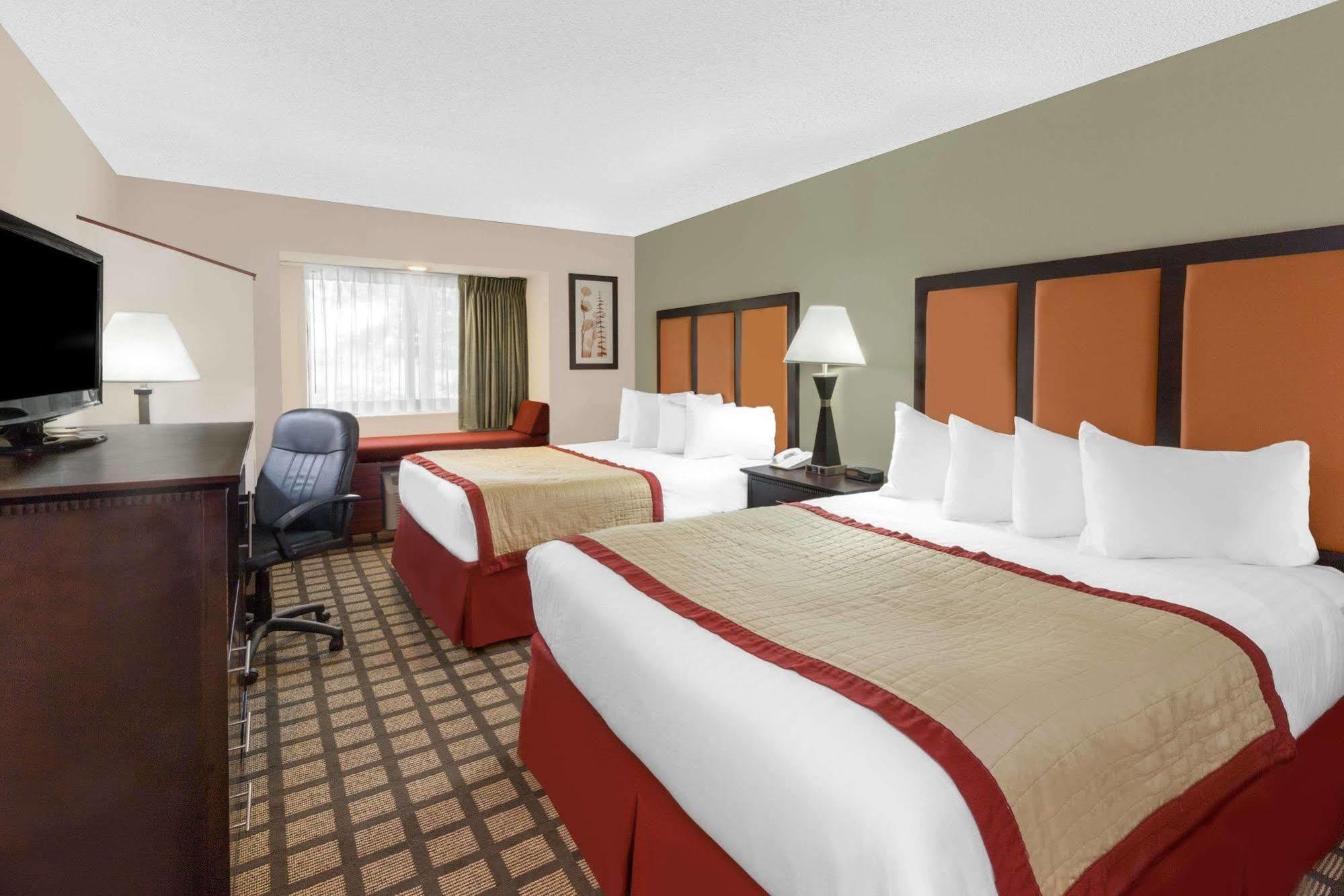 Baymont By Wyndham Gaylord Hotel Екстериор снимка