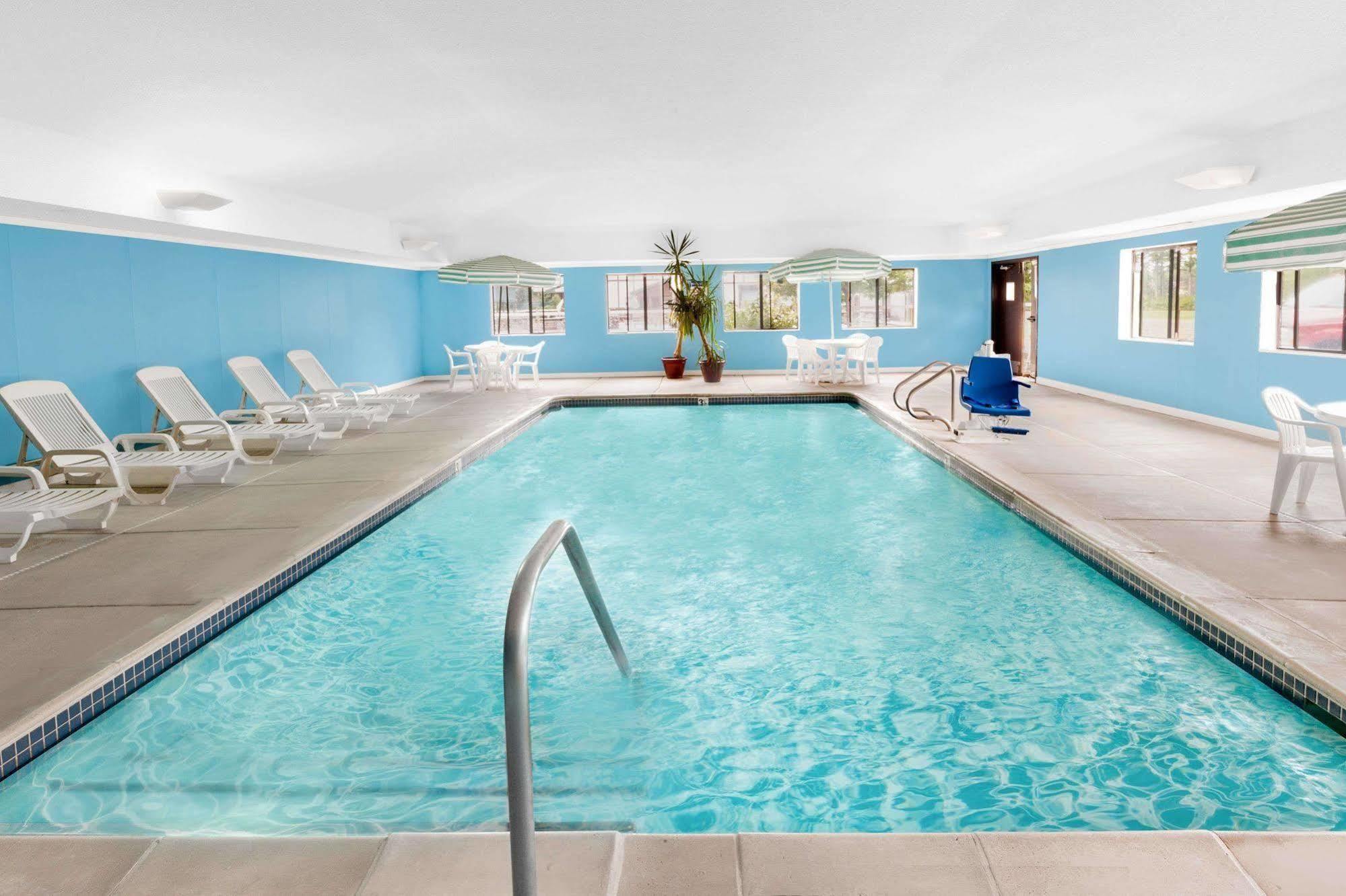 Baymont By Wyndham Gaylord Hotel Екстериор снимка